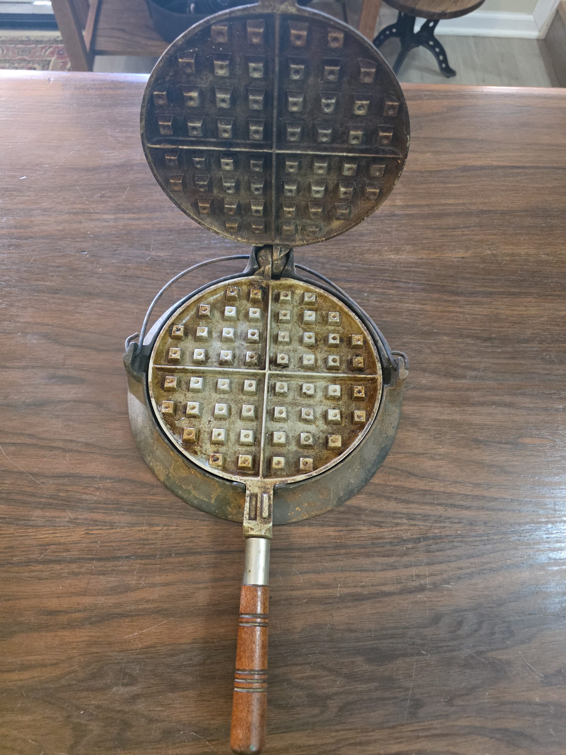 Wagner Ware Sidney -O- Waffle Iron #1408 - Image 4